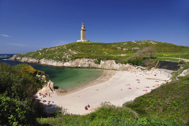 spain_galicia_torre_de_hercules_tower_lighthouse_and_beach_thinkstockphotos-104334621